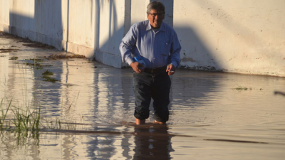 Más de treinta familias evacuadas y barrios anegados por las lluvias