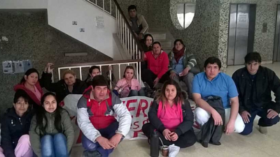 VIDEO: angustiante situación de becados del Plan Materno, encadenados hace más de una semana 