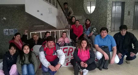 ENCADENADOS EN CASA DE GOBIERNO (2).jpg