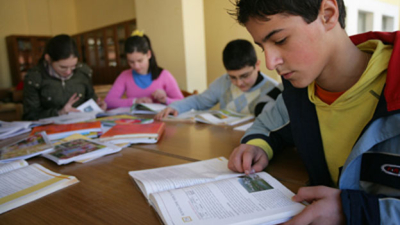 Informe de Unicef revela que un 45 por ciento de adolescentes termina la escuela secundaria en Argentina