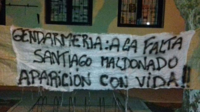 Una bandera reclamando por Santiago Maldonado