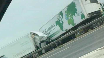 Ocho muertos al chocar dos camiones y un micro en una autopista de Inglaterra