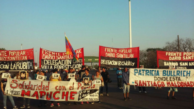 Marcha por la aparición de Santiago Maldonado en el puente interprovincial