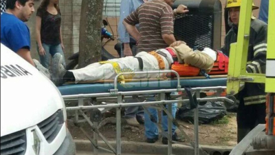 Obrero cayó de un andamio y se encuentra en grave estado