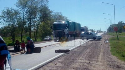 Para que les entreguen bolsines navideños, cortan la ruta 16 en Quitilipi
