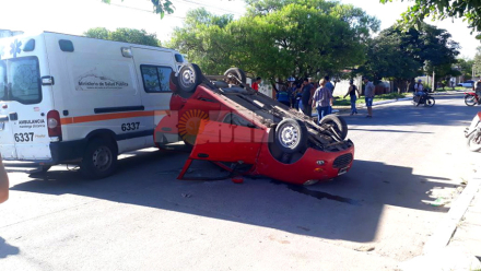 Auto ruedas arriba (2).jpg