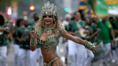 El Carnaval de Río calentó motores con gran desfile en Copacabana