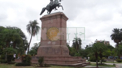 Ratas en el monumento a San Martín