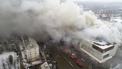 Decenas de muertos por incendio en un centro comercial en Siberia