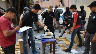 Se bajó del auto para orinar y encontró 861 kilos de marihuana