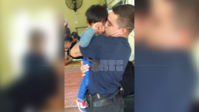 Oficial le salvó la vida a un niño de dos años que se había electrocutado