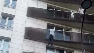 'Spiderman' africano escala una fachada hasta un cuarto piso para rescatar a un niño en París