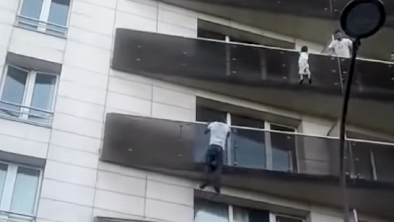 'Spiderman' africano escala una fachada hasta un cuarto piso para rescatar a un niño en París