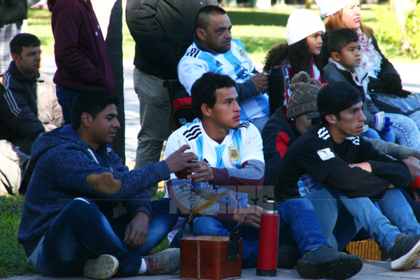 Pese al frío Argentina tuvo hinchada resistencia en el Punto de Aliento