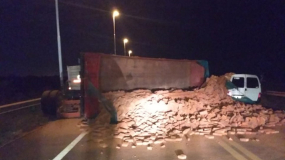 Un motociclista murió por el vuelco de un camión ladrillero en el acceso al puente