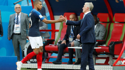Didier Deschamps: “A Mbappé no le pesa ser el centro de la escena”