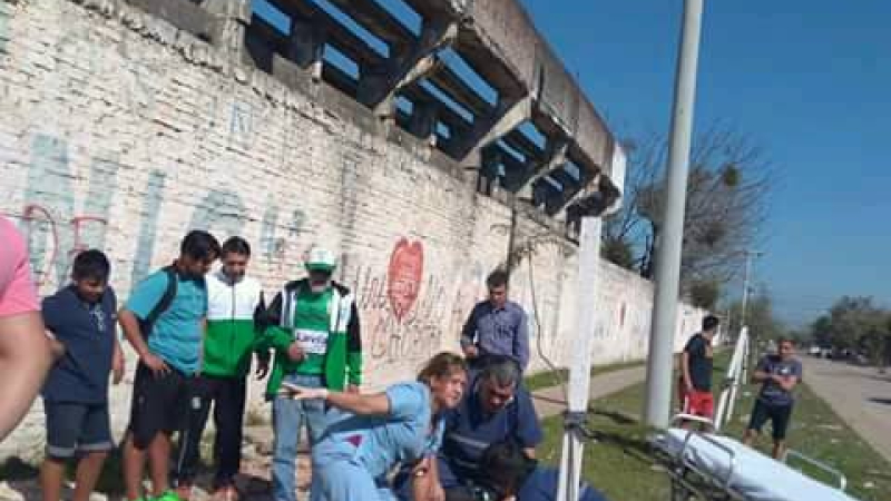Dos lesionados al desplomarse las gradas de una tribuna clausurada