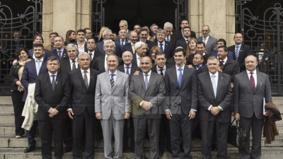 Las provincias piden fondos adeudados antes de negociar el ajuste con la Nación