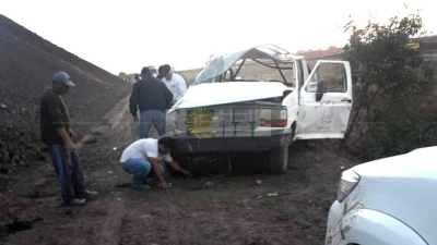Seis municipales heridos al caer camioneta de un terraplén en Gancedo