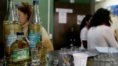 Agosto arrancó con tres tragos de caña con ruda para ahuyentar los males
