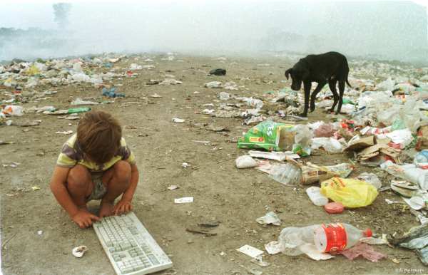 <p>"Efecto 2000".</p>
<p>En el año 2000 la humanidad esperaba una crisis tecnológica que sería consecuencia del cambio del milenio. Nada ocurrió en el plano tecnológico pero si en el humano. El "efecto 2000" pasaba por otro lado: por la pobreza y la falta de futuro.  "Efecto 2000".13/03/2000. <strong>Fabián Maldonado/Norte.</strong></p>
<p>Esta imagen recibió el primer premio en el "Primer Salón Nacional de Fotoperiodismo" que se realizó en Paraná, Entre Ríos, y en la que participaron medios de todo el país.</p>