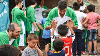 Donaciones y juegos: el plantel de Hindú con chicos de dos merenderos