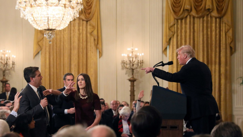 La Casa Blanca revocó credencial al periodista de la CNN maltratado por Trump