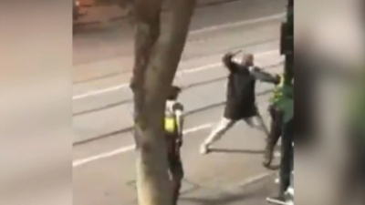 El video del momento en que el agresor de Melbourne intenta acuchillar a tres policías y le disparan