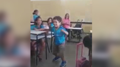 La contracara del bullying: alentado por sus compañeros, niño con parálisis logra caminar por primera vez