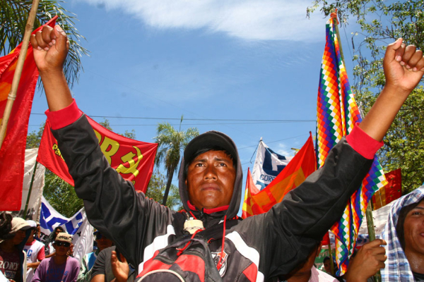 Un aborigen chaqueño saluda el final del Himno Nacional Argentino. Fue durante el acto de cierre de la  Marcha Multisectorial contra el ajuste que culminó en Resistencia. 30-11-18. Fabián Maldonado.