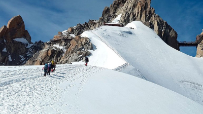 Milagro en Francia: Hallan vivo a un niño tras permanecer sepultado una hora bajo un alud de nieve