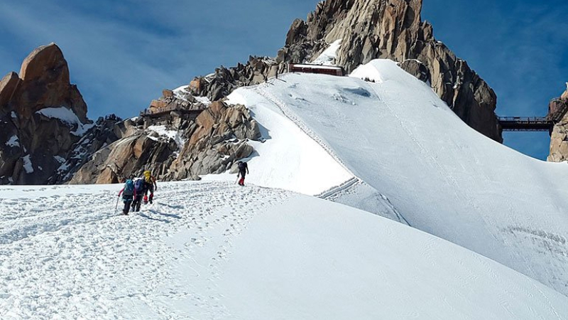 Milagro en Francia: Hallan vivo a un niño tras permanecer sepultado una hora bajo un alud de nieve