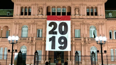Colgaron una bandera con el número 2019 en la Casa Rosada