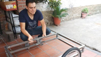 Un salteño creó una motoambulancia para mascotas