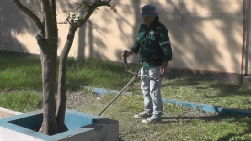 El Equipo Hábitat realizó un operativo de limpieza de espacios verdes en el barrio Santa Inés