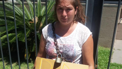 Una mujer se encadenó frente a Casa de Gobierno para reclamar el medicamento que necesita su hijo