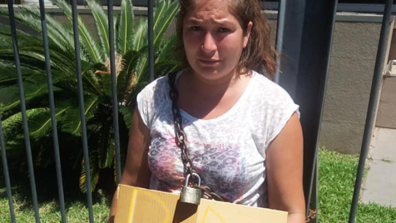 Una mujer se encadenó frente a Casa de Gobierno para reclamar el medicamento que necesita su hijo