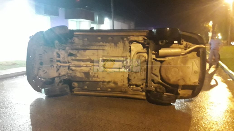 Adolescentes al volante: volcaron con un auto en pleno centro de Margarita Belén
