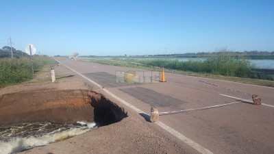 Ruta 89 cortada: el agua socavó la banquina y hay peligro de derrumbe