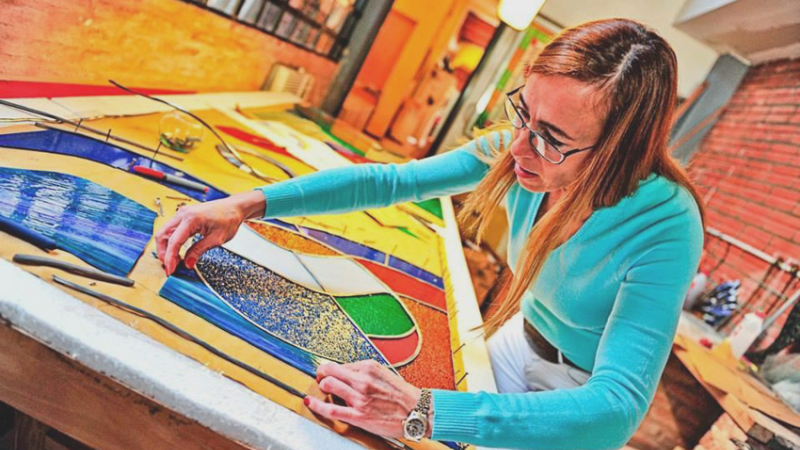 Arte de vitrofusión: una disciplina que se refracta en Sáenz Peña