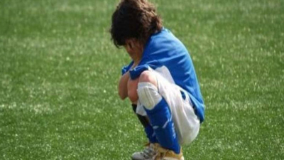 Lamentable: un padre insultaba a su hijo y el árbitro suspendió un partido