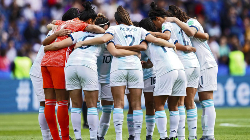 Las mujeres argentinas sin chances, pero con la cabeza en alto