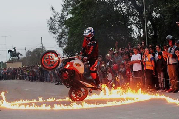 Motos y solidaridad en Colonia Elisa