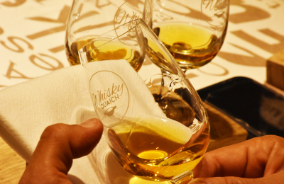 "Vivir una experiencia, no solo tomar whisky"