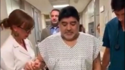 Maradona volvió a caminar tras la operación en la rodilla: "Como cuando tenía 15 años", dijo
