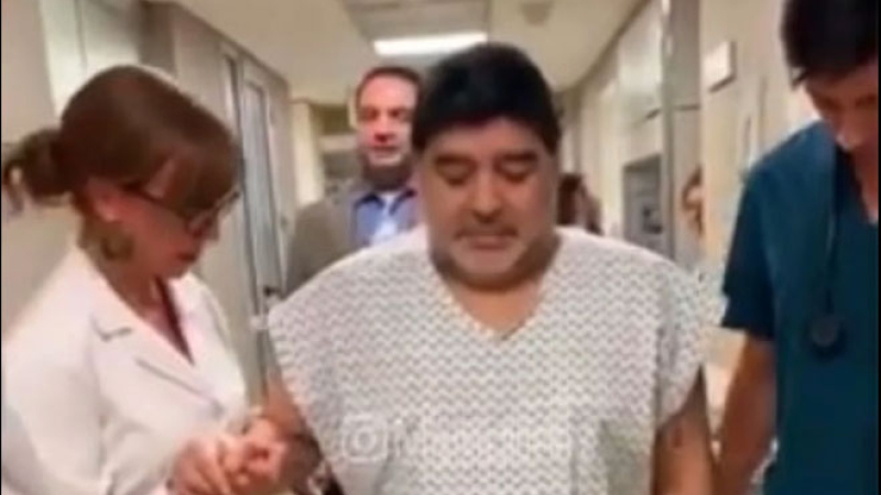Maradona volvió a caminar tras la operación en la rodilla: "Como cuando tenía 15 años", dijo