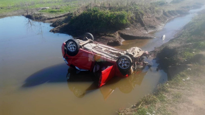 Dos personas heridas tras volcar y caer a un canal sobre ruta 89