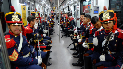 Los granaderos dejaron el caballo y se tomaron el subte para ir a la misa en memoria de San Martín