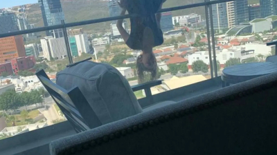 Hacía yoga en un balcón, se cayó del octavo piso y se fracturó más de 100 huesos