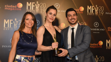 María Úngaro, Flor Ventura y Diego Costa, con el premio al mejor programa de deportes extremos, por “Winter News”.jpg